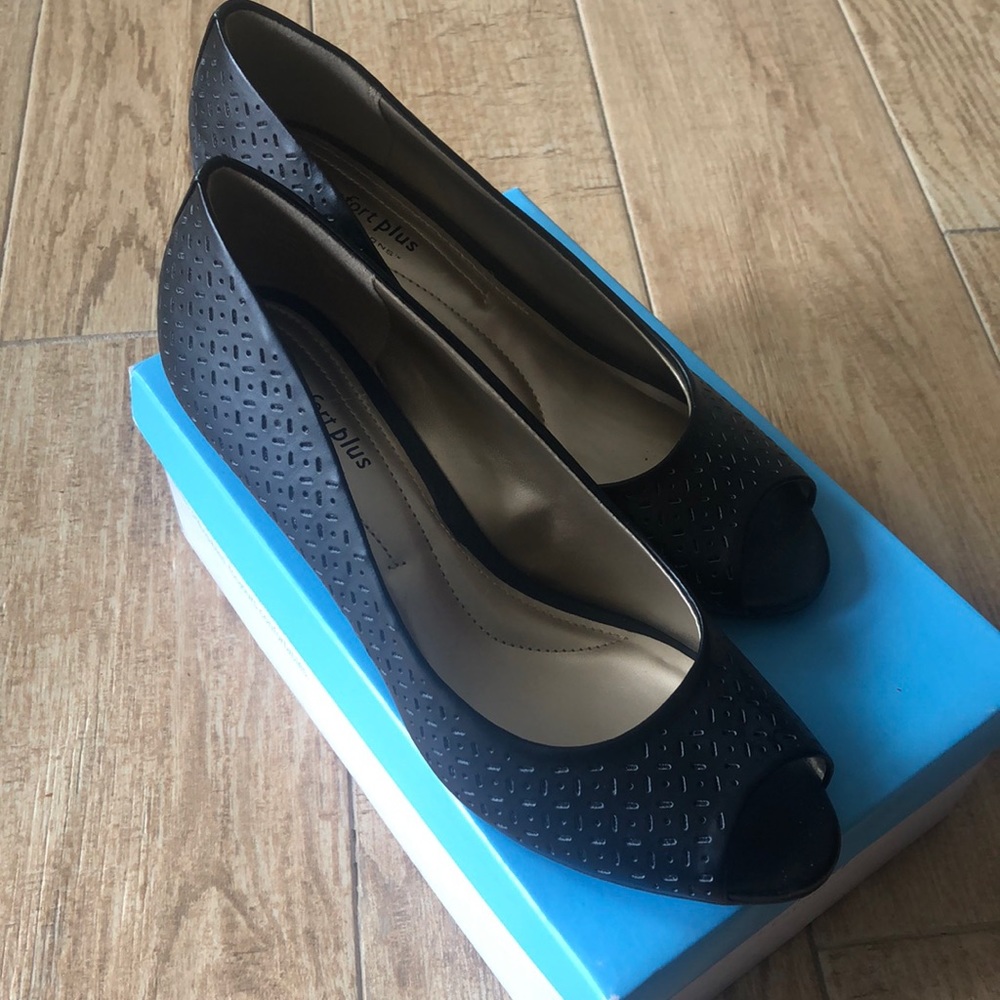 Predictions NWT Comfort Plus wedge black SZ 8 1/2